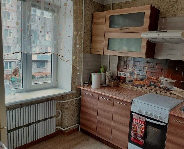 Павло глянув на свою дружину і скривився. – Ех, Олено! Як ти змінилася. Сидиш тут, смієшся так, що стіни тремтять, – раптом заявив чоловік. – А що ти мене постійно затикаєш? Ти дуже змінився, останнім часом, – здивувалася дружина. – Це я змінився? Ти на себе глянь! На кого ти стала схожа? – Павло вказав на живіт Олени. – Знаєш, я від тебе йду. Павло зібрав сумку, і вийшов із квартири. Олена сиділа в кріслі і дивилася в одну точку.