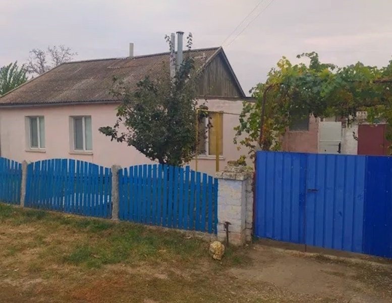 Таня прала, як раптом задзвонив телефон. Вона взяла слухавку. Це була її подруга Люба. – Таня, привіт! Ти зайнята? – запитала та. – Привіт, Люба. Та от прання тут маю. – Таня, збирайся швидше! Залиш своє прання і пішли! – Навіщо? Куди? – Від Марійки Борька пішов. Отак взяв речі і все! До тієї Жанки в місто поїхав! Тетяна задумливо сіла на стільчик.