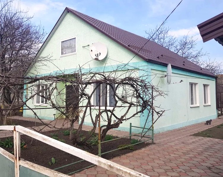 Настя сиділа за столом, закривши обличчя руками. На кухню зайшла свекруха і побачивши, що Настя плаче запитала: – Ну, що сталося? – Він не приїде. Сказав, роботи багато. А мені треба було сказати… – Що? Настя заплакала: – Я хотіла йому сказати, що ми матимемо дитину. – Господи, нарешті! Збирайся! Їдь до нього і все розкажеш. Настя відчинила двері ключем, який їй дала свекруха, зайшла в квартиру Віктора… і застигла від побаченого