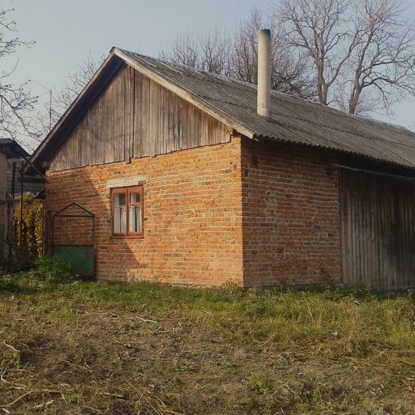 – Навіщо ти купив цю стару розвалюху?! – плакала Аліна. – Чому ти зі мною не порадився? Роман дивився на дружину і не розумів, чому вона свариться. – Справу зроблено і говорити про це я більше не буду! – рішуче сказав він. – Тоді ми розлучаємось! – раптом сказала Аліна. – І врахуй – майно ми поділимо порівну! Роман застиг від здивування. Він не вірив своїм вухам.