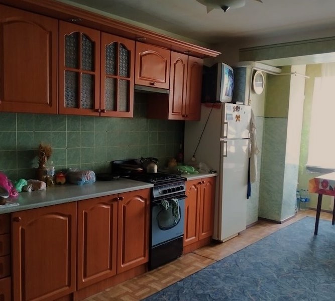 Аліна з Сашком прийшли в садок. Вони принесли виріб з каштанів, який зробили вдома. Раптом до них підійшла вихователька, гидливо глянула на їхній виріб і хмикнула. – Вам не подобається? – запитала Аліна. – Інші діти зробили краще! – сказала та. – Тобто їхні батьки зробили? А ми все самі! – відповіла Аліна. Вихователька аж застигла від обурення.