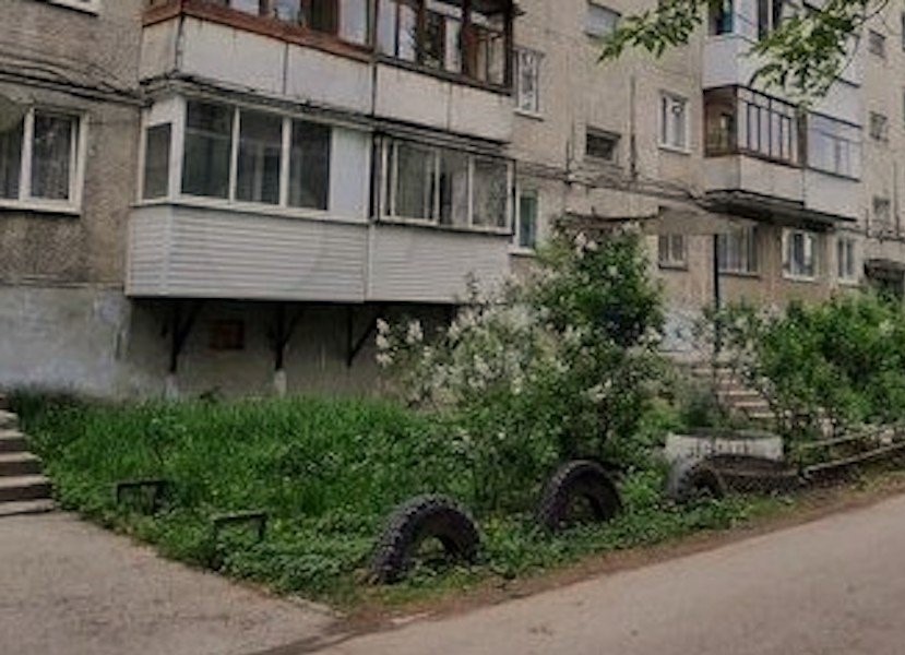 Наталя відкривала двері в підʼїзд. Назустріч їй вийшла сусідка. – Привіт, Наталко! Як справи? А коли це ти встигла з Михайлом розлучитися? – раптом запитала вона. – В якому сенсі? – не зрозуміла Наталя. – Ти з чого взагалі таке придумала? – Так він щовечора мою колегу зустрічає з роботи, – розгублено сказала сусідка. – А ти що, не знала? Наталя не знала, що й сказати