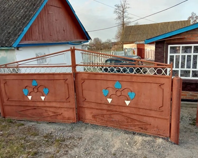 Марина зазирнула до чоловіка і попередила, що йде до сусідки. Тетяна побачивши Марину, зраділа: – А я сьогодні меду купила, зараз чаю зроблю. На плиті вже закипав чайник, коли телефон Марини задзвонив. Жінка дістала мобільник, телефонував чоловік. – Так, рідний! Ти що засумував вже? Сергій мовчав, а потім якимось чужим голосом, сказав: – Я пішов. Не чекай мене. – Куди ти пішов? – здивувалася Марина. – Зовсім пішов, – раптом сказав Сергій. Марина не могла зрозуміти, що сталося.