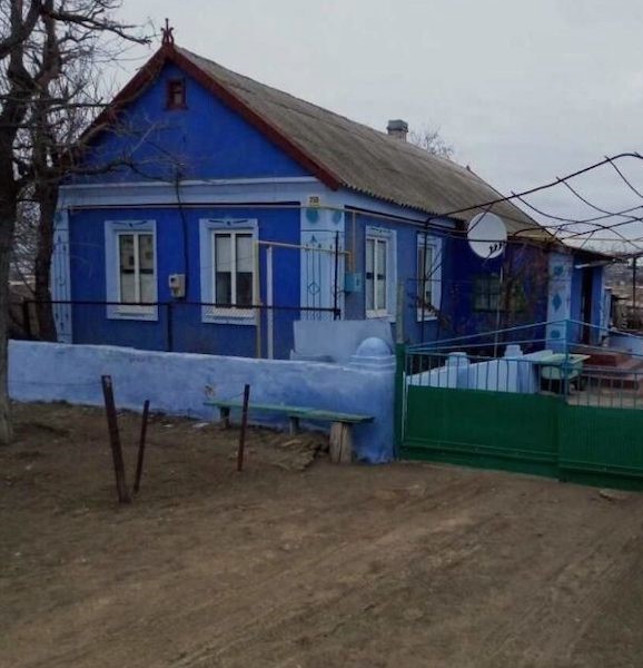 Михайло вирушив за батьками в село, щоб привезти їх на своє весілля. Насті він пообіцяв повернутися до міста того ж дня. На другу добу дівчина всерйоз занепокоїлася – Михайло не відповідав на дзвінки. Наречений з’явився тільки надвечір, і був він чорніший за хмару. – Настя, – ти мене вибач, – заявив Михайло з порога, – але я не можу тебе взяти за дружину