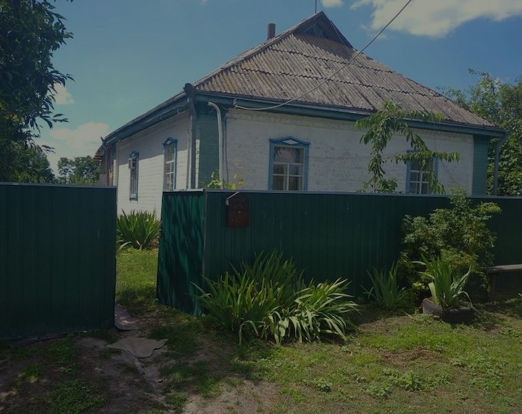 – Ти що в село поїдеш жити? Та продай будинок у селі, а свекруху до себе забери. Може, пощастить, не довго протягне, – казала подруга Вірі. – Як ти можеш таке казати, Оксано? – А що? Мені моя свекруха стільки нервів вимотала, що я й не засмутилася, коли її не стало. – Різні ми з тобою. Добре, поїду я, мені ще свекруху треба забрати. – Біжи, біжи. Ось залишишся без квартири, згадаєш мене.