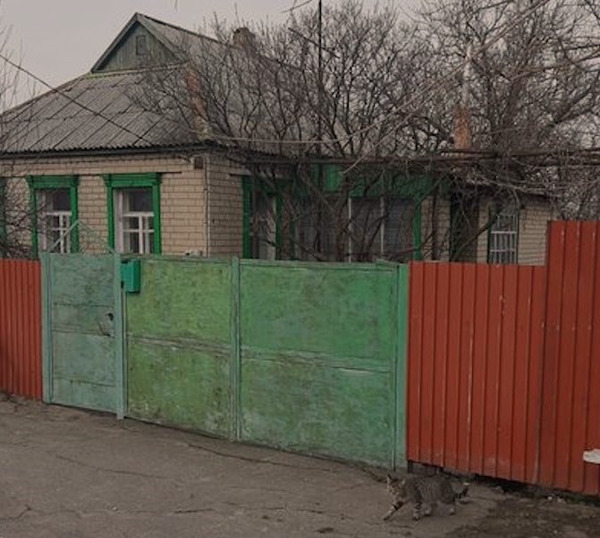 Тамара і Василь одружилися тридцять років тому. Подружки заздирили жінці: – І як ти знайшла такого чоловіка? – дивувалися вони. – І завжди допомагає тобі по хазяйству, і борщ зварить, і підлогу вимиє. Але якось сталося те, чого від Василя не очікував ніхто. Чоловік прийшов додому і дуже впевнено сказав: – Тамаро, я з тобою розлучаюся.