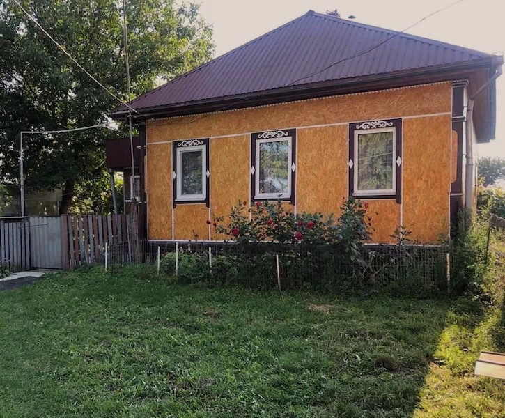 Тетяна прокинулася від звуку машини у дворі, жінка підійшла до вікна і вигукнула до чоловіка: – Михайле, вставай, Марійка приїхала. Тетяна відкрила двері – Марійка стоїть, а поряд з нею дівчина якась. – О, Марійка ти з подружкою приїхала? – сказала Тетяна. – Мамо, очі відкрий, це Павло, мій наречений, – раптом сказала Марія. – Як наречений? – аж застигла від здивування Тетяна