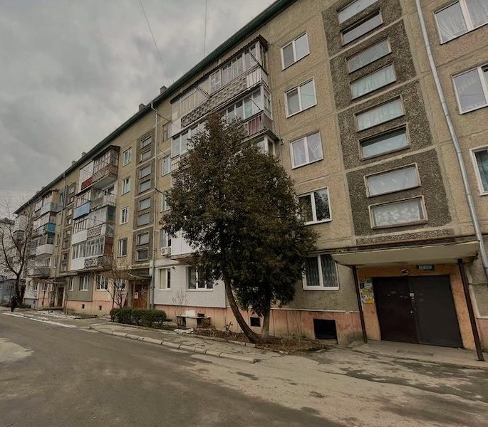 Ніна готувала обід, коли у двері подзвонили. Жінка пішла відчиняти. На порозі стояла незнайома молода жінка. – Вам Кого? – здивувалася Ніна. – Ви – Ніна? – запитала незнайомка. – Так. А ви хто? – Я – наречена Славка. Прийшла з вами познайомитись. – Навіщо? Ми з Славком вже два роки у розлученні. – Мені потрібно з вами серйозно поговорити. Я Вам все поясню, – раптом, сказала незнайомка.