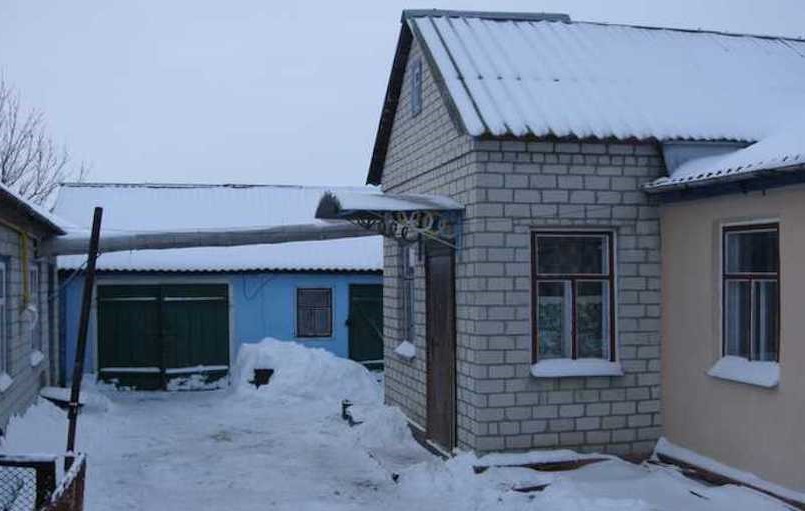Катя пекла пиріжки. Вчора син приїжджав, онука привіз. – Михайлик, йди їсти. – Іду, бабусю, тільки сніговика доліплю. Раптом у двері постукали. – Хто там? – повернулася старенька до дверей. – Це я, Настя, – до хати зайшла сусідка. – А я ось пиріжки для онука печу. – А про якого онука ви говорите? – запитала сусідка. – Та глянь у віконце, там він, снігом бавиться. Сусідка підійшла до вікна, але нікого не побачила.