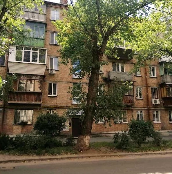 Сльози текли по обличчю Катерини. Вона вискочила з хати в одній сукні. І зараз йшла по вулиці, не знаючи куди… В голові звучали слова, кинуті Сергієм їй навздогін: “А що ти хотіла, сама винна! Дивись на кого ти перетворилася! Куди їй йти і що робити? Катя не знала. Її думки перервав телефонний дзвінок. Дзвонив чоловік.