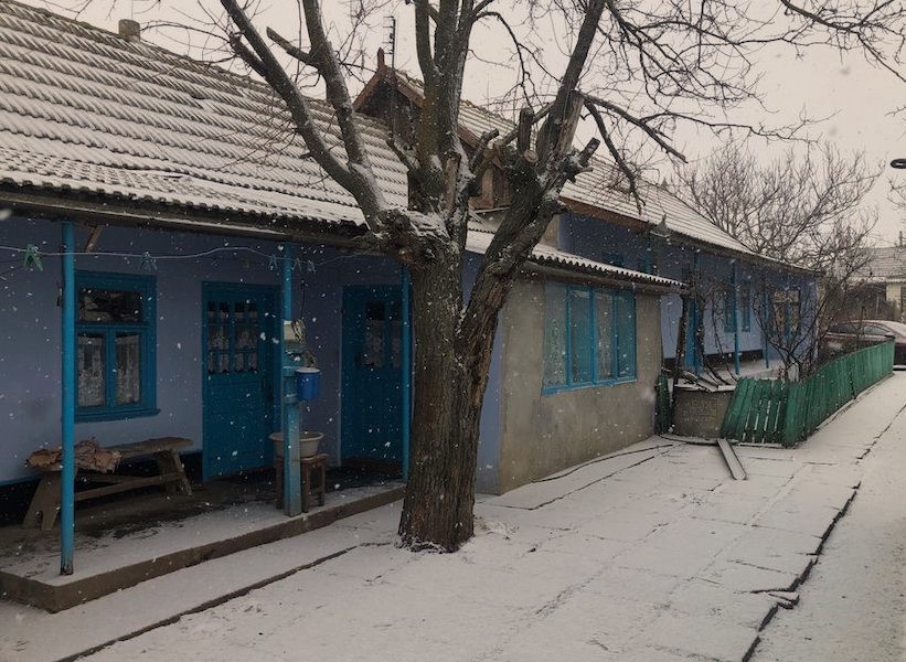 Віра Миколаївна приїхала в гості до дочки. Привезла гостинців з села. Дочка накрила стіл. Після вечері всі розійшлись по свої кімнатах. Вірі Миколаївні не спалося і вона вирішила випити чаю на кухні. Проходячи повз кімнату Оксани, вона випадково почула її розмову з сином. Після цих слів на очах Віри Миколаївни виступили сльози. Жінка негайно зібрала свої речі та спробувала піти 