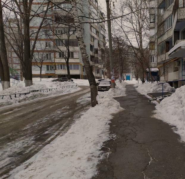 Іра поверталася додому. Дівчина піднімалася сходами, і наблизившись до квартири вона почула, що там хтось плаче. Іра відчинила двері і побачила заплакану жінку. Та неприязно подивилася на неї і майже прошипіла: – Донесла все-таки батькові. Батько стояв біля шафи і викидав сукні Оксани на підлогу. Іра не могла зрозуміти, що тут відбувається.