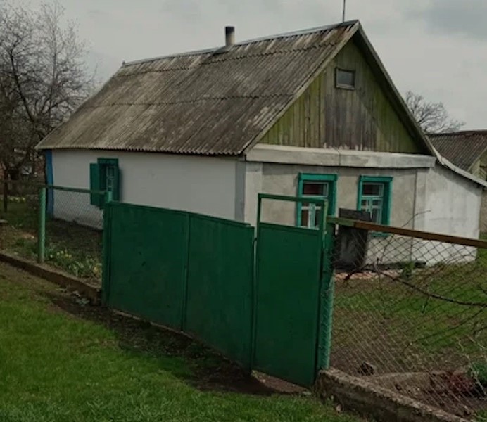 Наталя з Олегом вечеряли, коли задзвонив телефон чоловіка. Олег підняв слухавку і змінився на обличчі. – Мами не стало, – сказав він дружині. Наступного дня він поїхав у село. Поховав матір поруч із батьком. Коли залишився один у домі, вирішив переглянути документи та фото. Раптом чоловік  побачив конверт з написом: “Моєму синові Олегу”. Олег відкрив конверт, і застиг від здивування