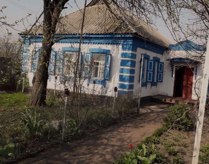 Галина Петрівна встала рано. Подивилася в небо і тихенько прошепотіла: – Ех, Вітя, Вітя. Як же мені тебе не вистачає. Кинув мене тут одну. Сьогодні жінка запланувала з’їздити на могилку чоловіка. Віктор наснився вчора. Галина зібралася і вирушила в дорогу. На цвинтарі було тихо. Підійшовши до огорожі, жінка зупинилася, не вірячи своїм очам. -Та що ж це. Вітя. Та як же так. Хто ж це зробив? – здивувалася Галина