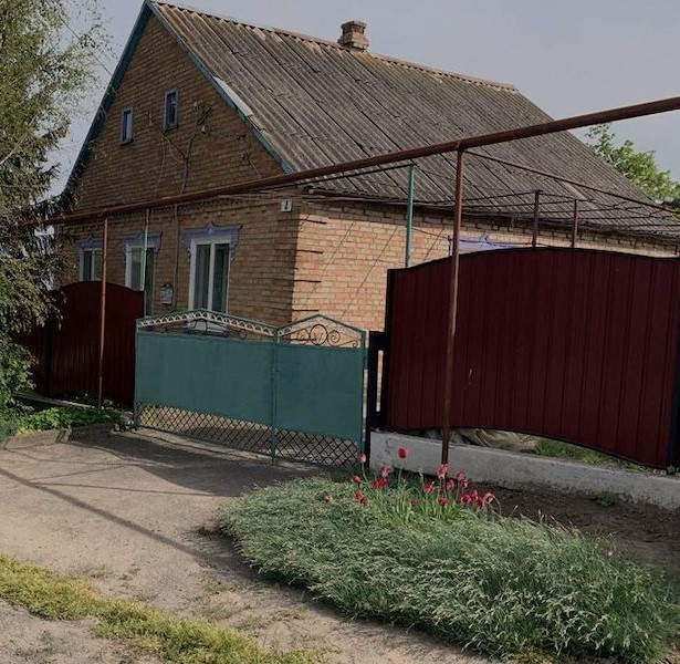 Ніна Іванівна занедужала. Вранці, до неї в палату, прийшла дочка Галина. – Мамо, дивись, що я тобі привезла. Впізнаєш? – вона дістала халат. – Як же не впізнати? – Ніна Іванівна, доторкнулася до м’якої тканини халату. – А ось і кружка твоя, я все думала, яку взяти, вибрала цю. Як тобі? Ніна Іванівна раптово просвітліла на обличчі, і ніжно посміхнулася.