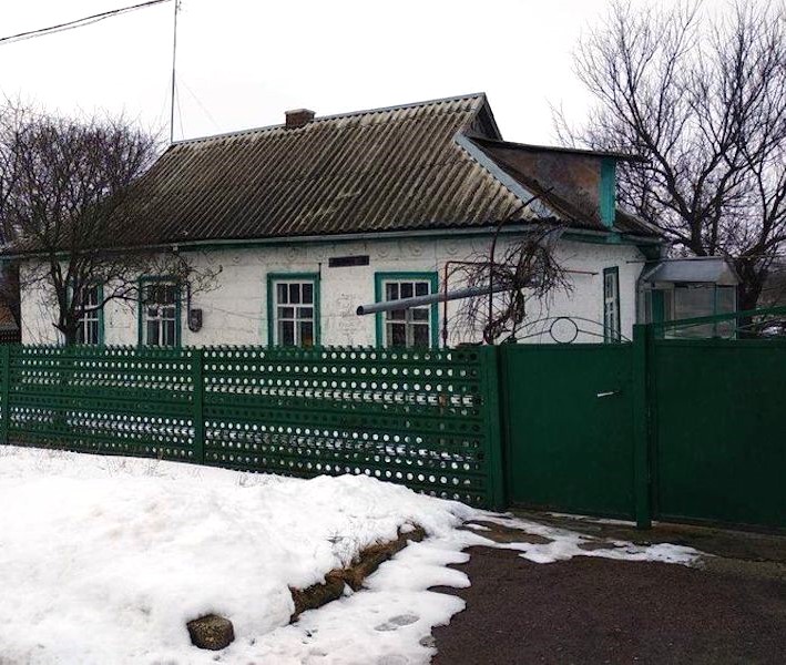 Оля приїхала до бабусі Каті в село. Дівчина допомагала бабусі ліпити пиріжки. – Ну і як там твій Сашко? — раптом, запитала старенька. – Ой, бабусю я вже навіть не знаю, він сказав, що у нього є інша, – сказала Оля і заплакала. – Що ж це таке виходить… Зачекай Олю, я зараз тобі дещо дам – це допоможе, – сказала бабуся Катя і пішла щось шукати у шафі.