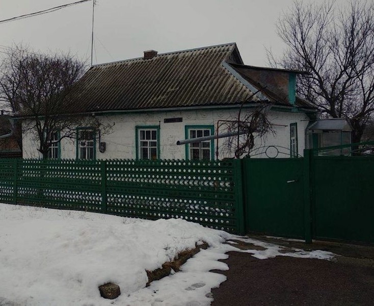 Оля приїхала до бабусі Каті в село. Дівчина допомагала бабусі ліпити пиріжки. – Ну і як там твій Сашко? — раптом, запитала старенька. – Ой, бабусю я вже навіть не знаю, він сказав, що у нього є інша, – сказала Оля і заплакала. – Що ж це таке виходить… Зачекай Олю, я зараз тобі дещо дам – це допоможе, – сказала бабуся Катя і пішла щось шукати у шафі.