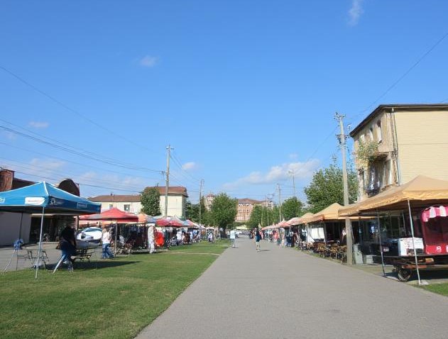 Марія Семенівна прибирала у квартирі, коли у двері подзвонили. На порозі стояла дочка і худенький хлопець років десяти. – Мамо, познайомся, це Андрій, – раптом промовила Оксана. – А це ще хто такий? – здивувалася Марія Семенівна. – Це син Юри. Андрій. Марія Семенівна охнула і важко опустилася на табурет: – Тільки цього нам не вистачало.