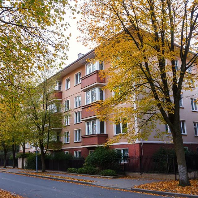 Валя прийшла додому раніше. Вона уважно оглянула квартиру – чоловіка вдома не було. Жінка пішла на кухню і зробила собі каву. Раптом у двері подзвонили. На порозі стояв чоловік, років сорока. – Здрастуйте, – сказав він. – Ви Валентина? – Так, – розгубилася Валя. – А ви, власне, хто? – А я ж Федір! Валя не розуміла, що відбувається