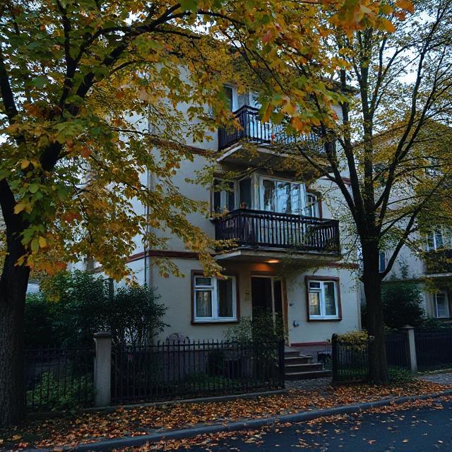 Марія прокинулася рано. Раптом вона зрозуміла, що Михайла вдома немає! Вона вийшла в коридор – рибальського приладдя теж не було. Ледь дочекавшись чоловіка, вона ввечері зустрічала його на порозі. Михайло виглядав якимось радісним. – Гарний улов сьогодні? – запитала Марія. – Та взагалі не клювало, – опустивши очі, відповів Михайло. Він почепив рибальського плаща на вішалку і пішов у ванну. Марія глянула на плащ чоловіка і не повірила своїм очам