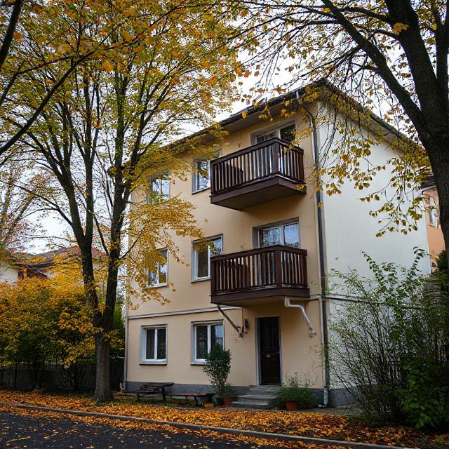 Тетяна прийшла на побачення з Костянтином. Вони сіли за столик. Раптом у Тетяни задзвонив телефон. Вона встала, щоб відійти поговорити з донькою і поправила спідницю, яка трохи піднялася, поки вона сиділа. – Тетянко, не варто. У тебе такі гарні ноги. Нема чого їх ховати, – раптом сказав Костянтин. Тетяна почервоніла. – Що я тут роблю? – подумала вона. Та далі все стало ще гірше