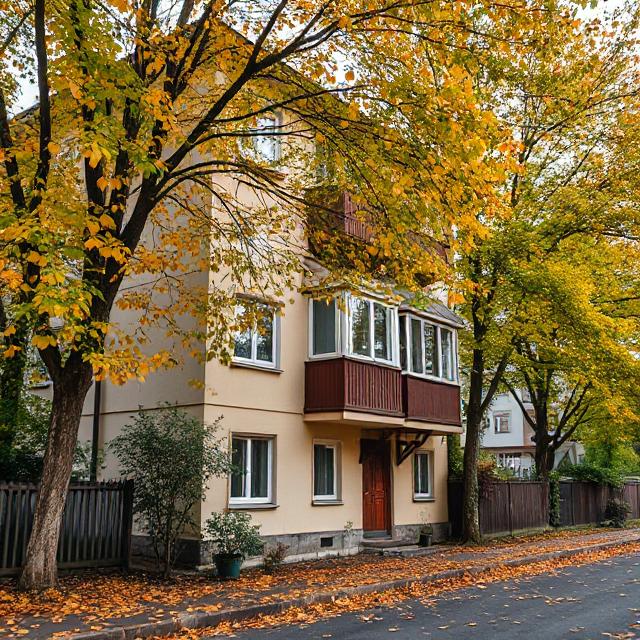 Віктор прийшов з роботи раніше. Він відкрив двері і почув на кухні жіночі голоси. Чоловік прислухався і раптом застиг – його дружина говорила якійсь жінці про нього! І казала дуже неприємні речі. Послухавши хвилину, він вирішив, що досить! Віктор зайшов на кухню, став у дверях і пильно глянув на дружину. У квартирі раптом запала тиша