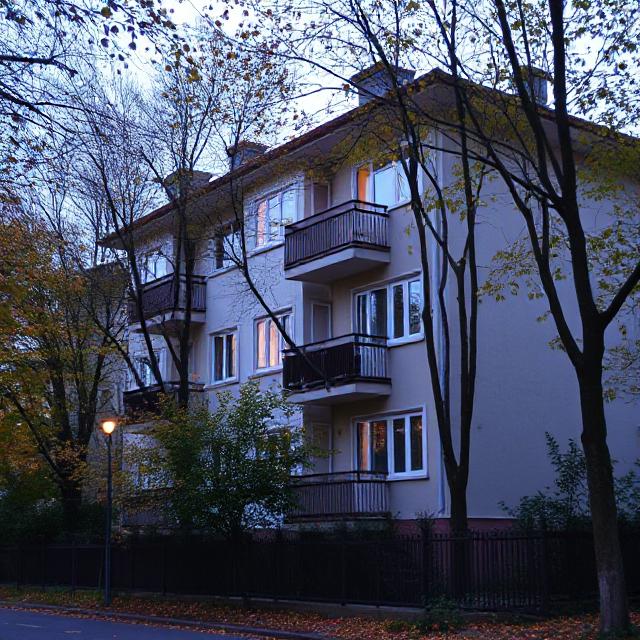 Люда з Борисом запросили своїх батьків і повідомили новину – скоро у них буде внук! Всі дуже зраділи, і тільки батько Людмили раптом невдоволено сказав: – Я ще молодий, щоб бути дідом! – Що ти таке кажеш? – обурилася його дружина. – Та тобі пʼятдесят вже! – А я в душі молодий! – відповів Славко. – Це ти вже бабця! Що в душі, що на вигляд! Ірина не знала куди подітися від сорому