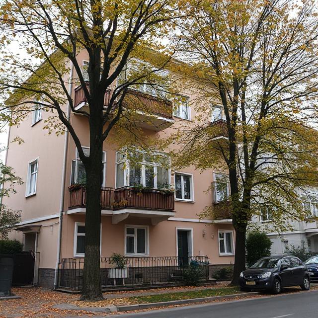 Іван прийшов в квартиру дідуся. Два місяці тому його не стало. – Непогано було б, у квартирі хоч ремонт зробити, – подумав чоловік і вирішив пребрати речі діда. Іван наводив порядок, перебирав у шафах. Раптом, чоловік побачив біля задньої стіни коробочку. Відчинив. Щось було загорнуте в папір, а нагорі записка: – Моєму єдиному онукові на весілля! Тремтячими руками Іван дістав згорток. Розгорнув і застиг від здивування