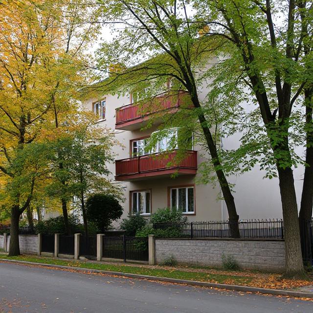 Олег мовчки зайшов на кухню і сів за стіл. – Оленко, я хочу тобі зізнатися, – сказав він дружині. – Ну, що там у тебе? Кажи, – запитала вона перевертаючи котлети на сковорідці. – Я йду від тебе. До іншої жінки. Ми з нею любимо один одного. Олена вимкнула плиту, і сіла на стільчик. – Фух, дякую, що ти мені розповів! – раптом сказала вона. Олег не розумів, що відбувається