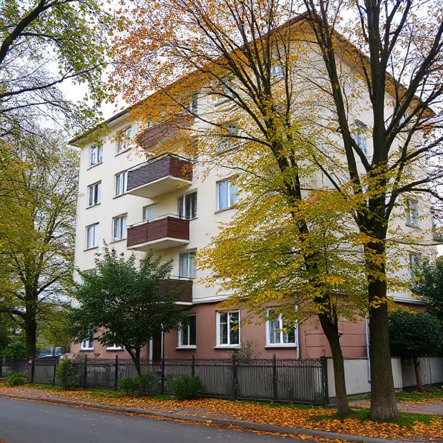 Ліза повернулася додому пізно. Не встигла вона перевдягнутись, як раптом задзвенів телефон. То була її подруга, Олена. – Лізо, ти що зустрічаєшся з Андрієм? – запитала вона. – Так, ми вже два місяці разом! А ти чого питаєш? – здивувалась Ліза. – Чому ж ти мені не сказала?! Ти хоч знаєш, що він одружений, і в нього двоє дітей? Ліза застигла з телефоном в руках