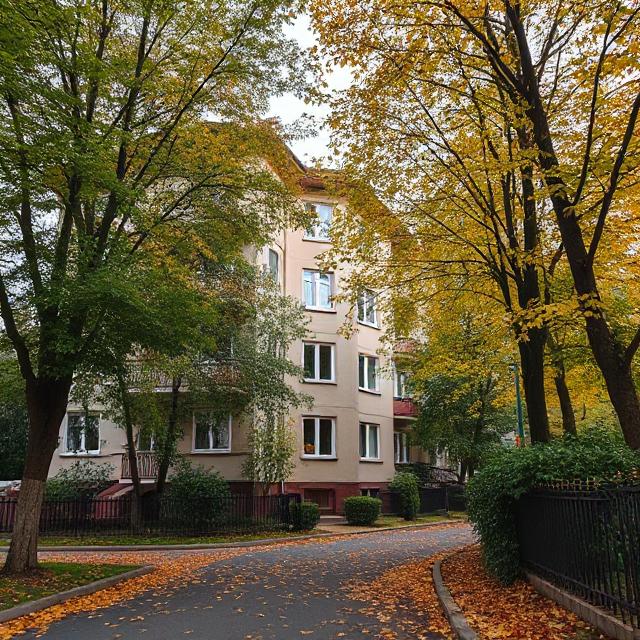 Ніна прийшла з роботи, чоловік спав. Жінка пройшла на кухню, побачила, що Віктор з’їв всю вечерю. Вона зробила собі яєчню. Віктор прокинувся від приємного запаху і пішов на кухню. – А що у нас на вечерю? – спитав він. Ніна мовчки продовжувала їсти. – Я котлет більше не хочу. Може, рибки посмажиш? – сказав Віктор. Ніна мовчала. – Кохана, що з тобою, – здивувався Віктор. – Я маю тобі в дечому зізнатися, – раптом сказала Ніна