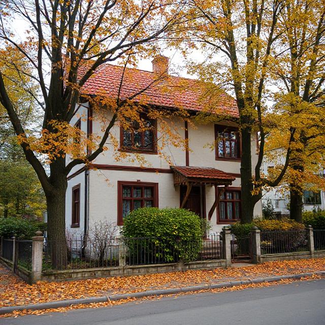 Катя прийшла додому з важкими пакетами продуктів. Не встигла вона переодягтися, як у двері хтось подзвонив. На порозі стояла мати її чоловіка з двома великими валізами. – Ой, Тамара Василівна, це ви! Кудись їдете? – запитала Катя. Свекруха, пихкаючи, затягла валізи в квартиру. – Не їду, а приїхала, – відповіла вона. – З моїм чоловіком стало жити неможливо. Нехай живе сам. Катя застигла від здивування