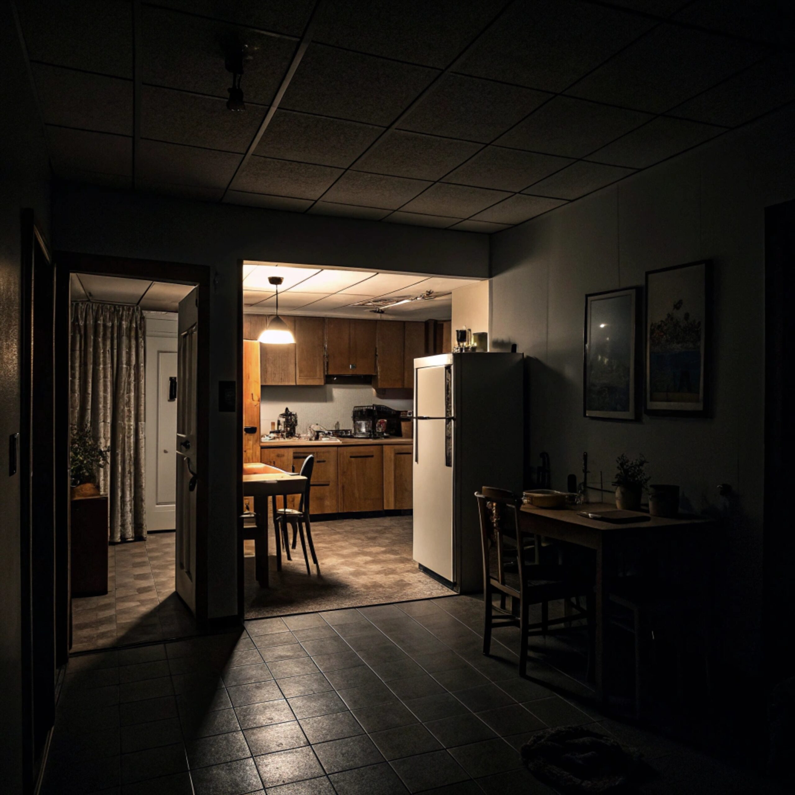 Віра з невісткою готувала вечерю на кухні. – А скільки тобі було, коли батьків не стало? – зважилася запитати Віра. – Тринадцять, – відповіла Оля. Від цих питань Оля розплакалася, і побігла у ванну. Раптом, телефон Олі почав безупинно дзвонити. Віра покликала Олю, але вона не чула. – Можливо, по роботі, – подумала жінка, і підняла слухавку. – Олю, доню, ти? – почувся жіночий голос. Віра застигла. – Це не можливо. Мами Олі давно не стало, – тільки й подумала жінка