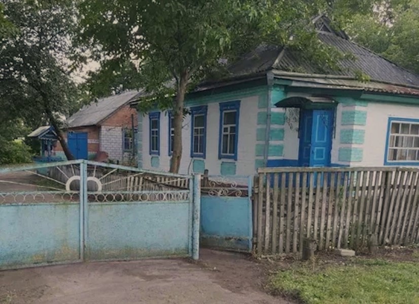 Рита приїхала в село, підійшла до свого будинку . – Є хтось?!, – гукнула вона, зайшовши на подвір’я. – Ви когось шукаєте? – виглянула якась жінка. – Я раніше тут жила, – пояснила Рита. – То ви сусіда маєте знати. Миколо! – вигукнула хазяйка. З сусіднього будинку вийшов чоловік, придивився до Рити і застиг. – Я давно тебе шукав! Мама перед тим, як її не стало, просила тобі дещо передати, – сказав Микола, і виніс з будинку маленьку шкатулочку. – Це вам, – сказав він. Рита відкрила її і ахнула