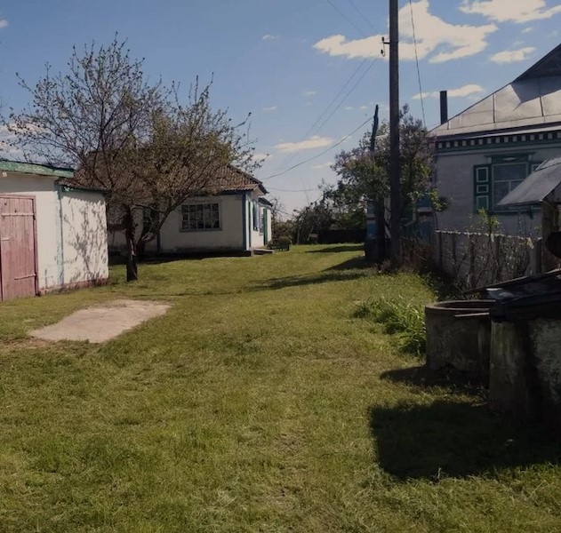 – Оксано, – почула через відчинене вікно Оксана знайомий голос листоноші Ніни, – танцюй, лист тобі прийшов! Витерши руки об кухонний рушник, вона вибігла у двір і, взявши конверт, швидко пішла. Оксана зайшла на кухню і відкрила лист. Жінка прочитала його, і застигла. В цей момен зі школи повернулася дочка Катя. – Мамо, що сталося? Щось із татом? – запитала вона. – А нема в тебе більше тата, – раптом відповіла заплакана Оксана. Катя розгублено стояла, і не розуміла, що відбувається