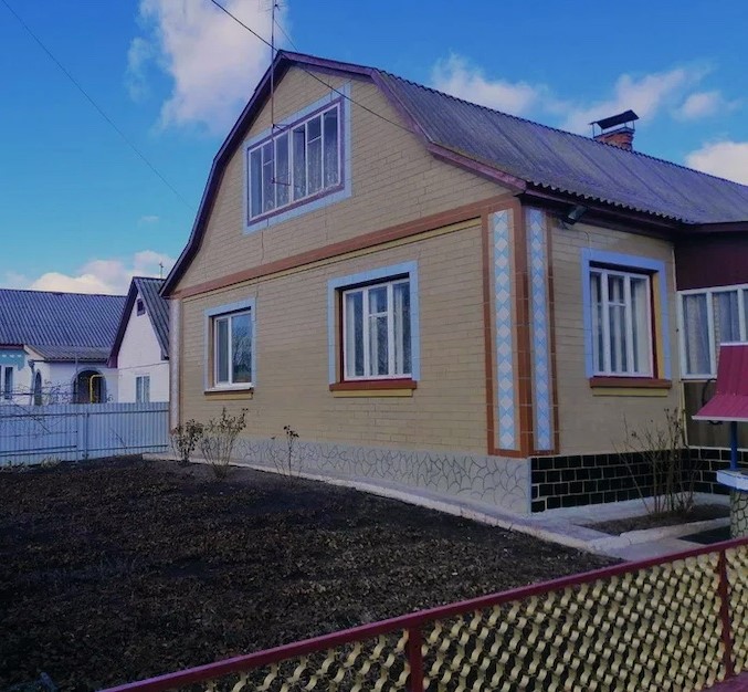 Тамара поралася на городі, коли прийшла сусідка Ніна. – Тамаро, а що це твій Андрій вирішив піти від тебе? – сказала сусідка. – Ти про що? – здивувалася Тамара. – Я дивлюсь він з Галиною часто спілкується, возить її на машині на роботу, – пояснила Ніна і пішла. Тамара  вирішила ввечері поговорити з чоловіком. Андрій прийшов пізно, на кухні його чекала дружина. – Я все знаю! Про тебе і Галину, – раптом сказала Тамара. Андрій аж застиг від здивування