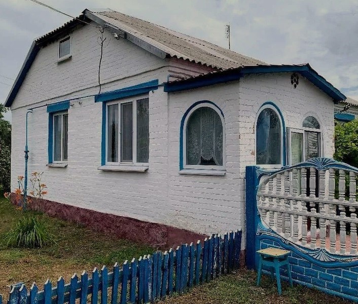 Олена з Миколою вечеряли, коли задзвонив телефон. Микола встав з-за столу і пішов в іншу кімнату розмовляти. Не було його годину. Прийшов сумний. – Що сталося, коханий? – занепокоїлася Олена. – Та нічого, у інше місто по роботі відправляють, – відповів чоловік. Наступого дня Микола поїхав у відрядження і повернувся вже не один. З ним був який хлопчик. – Це Андрійко. Він житиме з нами, – сказа з порога Микола. – Ти хоча б поясни, що все це означа, – не могла нічого зрозуміти Олена