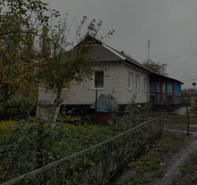 Не стало Катерини… Сини приїхали з міста в село на поминки. – Добре, що хоч зараз зʼявилися, – шепотілись сусіди. – Матір хоч в останню путь провели. Закінчились поминки і сини з родинами вже почали збиратись додому. Раптом в хату зайшла тітка Ліда, сестра Катерини. – Тітко Лідо, нам їхати пора, – почав старший син. – Хату треба закрити. Вам би теж їхати час. – Як їхати?! – здивувалась сестра матері. – А я вдома! Нікуди мені не пора. Всі здивовано дивилися на Ліду