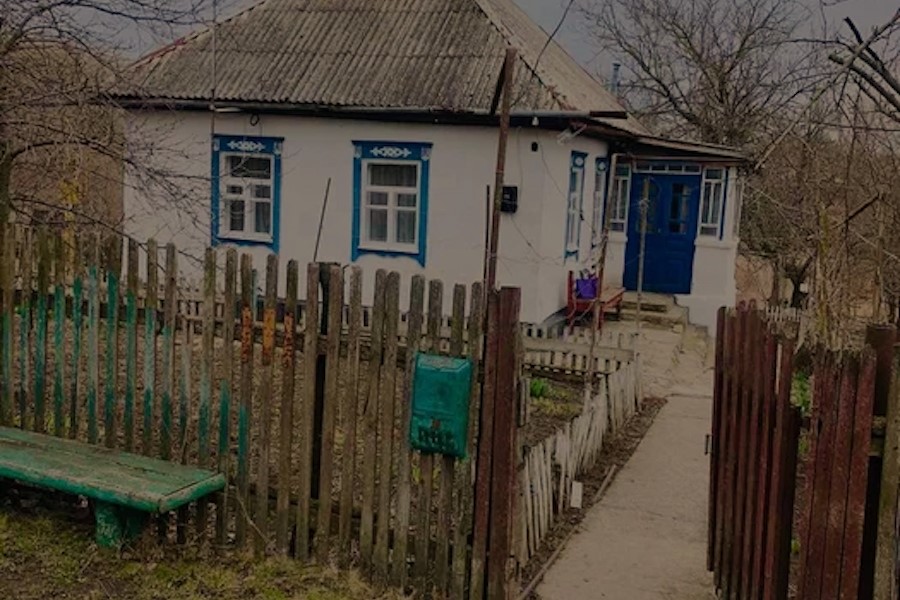 Юля сиділа на подвір’ї баби Зіни і дивилася, як старенька перебирала часник, зв’язуючи його у пучки. – Ну, чого приїхала? – сказала баба Зіна. – Мені сказали, що ви можете допомогти, – тихо сказала Юля. – Що в тебе сталося? Кажи! – поквапила Юлю баба Зіна. – У мене проблема. Чоловік загуляв, – крізь сльози сказала жінка. – Допоможете мені? Баба Зіна усміхнулася і сказала: – Допоможу. Слухай і запам’ятай все, що я зараз тобі скажу. Юля зраділа і приготувалася уважно слухати