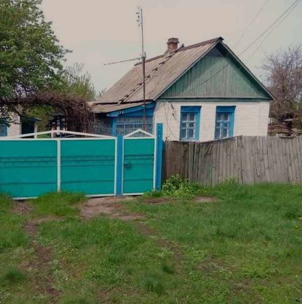 – Сергію, ми вже п’ять років разом. А ти мовчиш про дитину! – сказала Таня чоловікові. – Може, пора вже? Он, моя начальниця, Галина, і то в декрет іде. Без чоловіка, одна. І нічого! Сергій раптом зніяковів і вийшов на балкон. Таня застигла від здивування. Вона пішла слідом. – Чому ти мовчиш?! – здивовано запитала вона. – Ти не хочеш? Як же ж так, адже спочатку ти дуже хотів, а тепер що змінилося? – Все, – похмуро відповів Сергій. Таня застигла від несподіваної здогадки