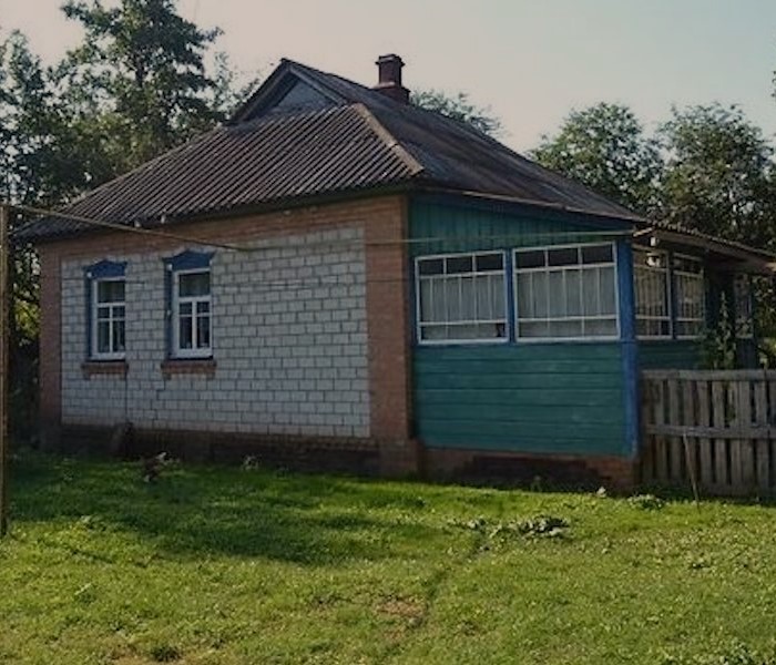 Андрій дуже любив свою Ганнусю. Він проводжав її на роботу, зустрічав ввечері… А одного разу сталося те, про що Ганна ніколи б і не подумала. – Ганнусю, виходь за мене заміж! – просто сказав їй Андрій і простягнув коробочку з обручкою. Ганна ахнула і, несподівано для Андрія, замахала руками. – Що ти, що ти, Андрійку! – заметушилась вона. – Я ж набагато старша за тебе! Я в матері тобі годжуся! Не хочу я тобі такого життя! Андрій спохмурнів. Ганна не знала, що й робити