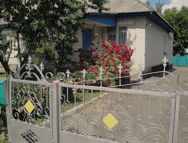 Наталя Андріївна вийшла на вулицю і гірко заплакала. Вона зовсім не була готова до такого прийому, що влаштував їй син. – Що приперлася? Подивитися на мене? Побачила? А тепер їдь у своє село, – з порогу заявив Роман. Жінка йшла вулицею, як раптом почула голос: – Тітко Наталя, це ви? Повернувши голову, вона побачила молоду дівчину. – Це ж я, Оксана! – вигукнула незнайомка. Наталя Андріївна здивовано дивилася на дівчину, не розуміючи хто це така