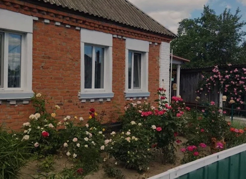 Андрій приїхав з Вірою в село до мами. – Нічого собі будинок? – здивувалася Віра, побачивши будинок мами Андрія. – Та нічого особливого, – усміхнувся Андрій. Назустріч їм вийшла жінка. – Це моя мама, Вікторія Леонідівна. Це Віра, – познайомив жінок Андрій. – Ходіть, я там пиріжків спекла. Поїсте з дороги, – сказала Вікторія Леонідівна. Віра з Андрієм сіли за стіл. Віра взяла пиріжок і почала їсти. Раптом вона відчула щось дивне. – Це що таке, – вигукнула Віра і дістала з нього якусь річ