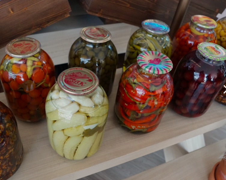 Зіна пакувала закрутки у сумки, хоче внучці та сватам сільські гостинці передати. Завтра вони всією сім’єю їдуть на весілля внучки Ганусі. – Полуничного варення більше кладіть, і солоних огірків, – командувала баба Зіна. – На весільний стіл згодиться. Усі зібралися і вирушили на вокзавл. Вранці наступного дня їх зустрічала Гануся. Внучка, як побачила свою рідню, аж застигла. – Я ж просила вас! – тільки й сказала Ганна