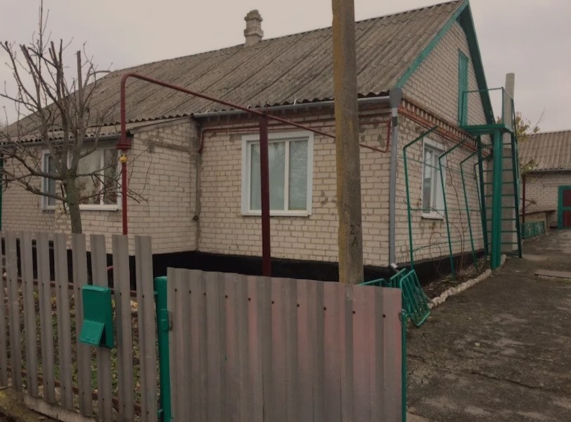 Ніна весь день крутилася біля плити. Сьогодні Віктор приведе свою наречену знайомитися. Ніна накрила стіл, привела себе в порядок і стала чекати. В двері подзвонили. – Мамо, це Ірина, – з порогу сказав син. Ніна підозріло подивилася на дівчину. – Дуже приємно. Проходьте, – Ніна провела молодих до столу. – Вітя, вийдемо на хвилинку, поговоримо, – мама відвела сина в іншу кімнату. – Вітя, ти не можеш одружитися з цією дівчиною, – пошепки сказала Ніна. – Але чому? – нічого не розумів Віктор