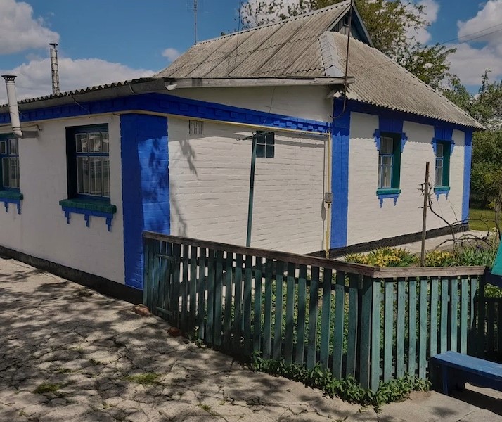 Павло ходив по подвір’ю, не знаходячи собі місця. Дружина з подругою пішли в ліс по гриби і вже давно мали б повернутися, а їх все не було. Раптом, чоловік помітив, як біля воріт зупинився великий, чорний джип. З машини вийшов незнайомий чоловік, відкрив задні дверцята і з автомобіля вийшли Віра з Олесею. Павло застиг. Раптом у чоловіка зʼявилася несподівана здогадка