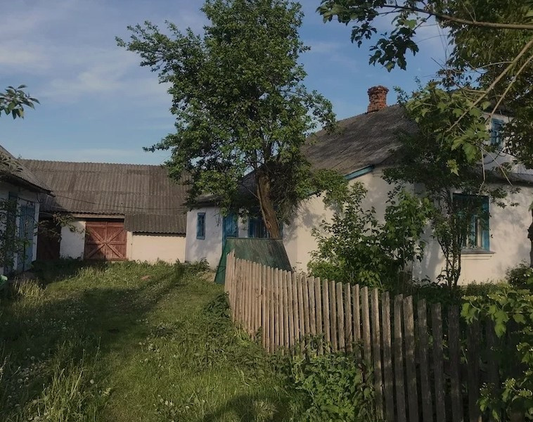 Олена та Андрій приїхали у старий будинок бабусі. Треба тут навести порядок. Вони розклали речі, і в’зялися за роботу. – Йду я траву косити, – сказав Андрій. Олена почала прибирати в будинку. – Олено, можеш вийти? – раптом вигукнув Андрій. – Подивися, тут камінь якийсь дивний лежить. Олена вибігла надвір. – О, Боже! Андрію! Ми ж з тобою все забули! Ми ж обіцяли бабусі, що зробимо, – раптом вигунула вона. Андрій не розумів, що відбувається