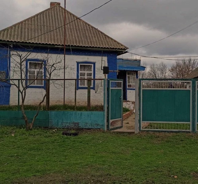 Зіна постояла біля воріт батьківського будинку і несміливо увійшла в хвіртку. Ольга Іванівна в літній кухні смажила пиріжки з чорницею, побачивши доньку вигукнула: – Зіна, дочко? Чому не подзвонила. Віктор також приїхав? Зіна опустила очі. – Мамо, я одна приїхала. Без Віктора. Я вирішила з ним розлучитися. – Розповідай, що сталося, – сказала мама. Зіна сіла поряд, нахилилася до мами, і почала щось говорити на вухо. Мама Зіни застигла, коли дочка почала їй щось шепотіти