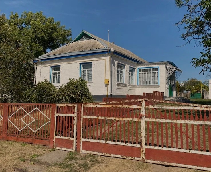 Ганна цілий день крутилася біля плити. Сьогодні Михайло приведе свою наречену, знайомитися. Ганна ще раз оглянула стіл, коли в двері подзвонили. – Мамо, знайомся, це моя Оля, – з усмішкою сказав Михайло. – Ганна Вікторінна, – представилася жінка. – Проходьте, вже все готово. Молоді пройшли в кімнату. – Михайле, прийди до мене на кухню, – гукнула Ганна Вікторівна до сина. – Що сталося мамо? – занепокоївся син. – Ти не повинен з нею одружуватився, – раптом сказала Ганна Вікторінна. Михайло здивовано дивився на матір, нічого не розуміючи