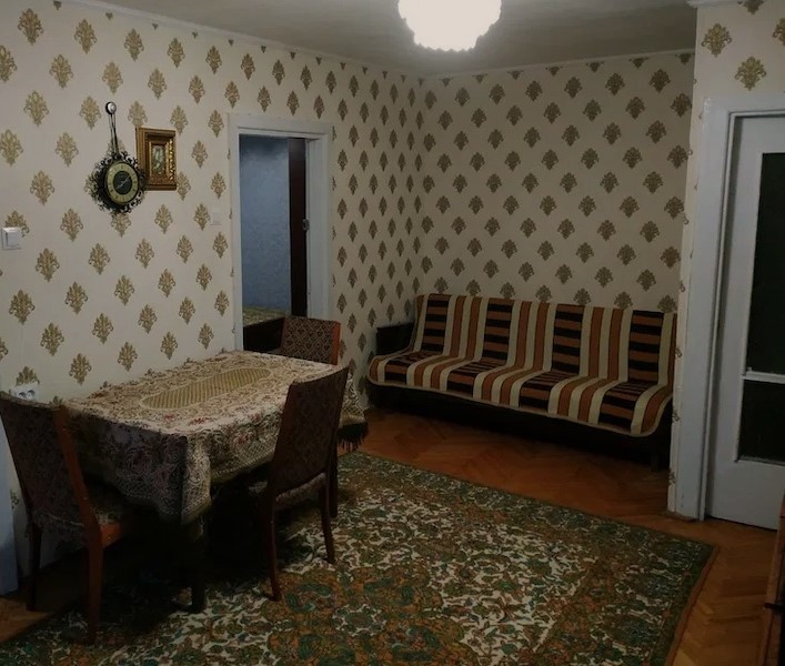 Марину запросили на весілля. Весілля Бориса та Ірини було призначено на вихідні. Жінка красиво одяглася і вирушила в кафе. Привітавши молодят, Марина стала біля своєї подруги Віри. Раптом Марина побачила, як до кафе входить ще один гість. – А це хто такий? – запитала Марина у Віри. – Не знаю, – знизала плечима подруга. Молодий чоловік підійшов ближче, Марина вдивилася в його обличчя, і не повірила своїм очам